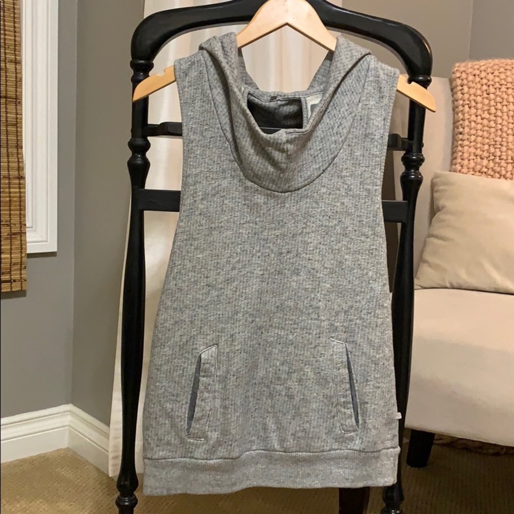 Athleisure sleeveless sweatshirt